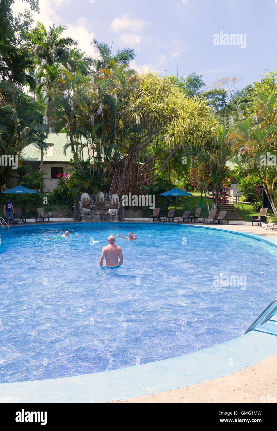 Gäste im Schwimmbad, Hotel Villen Rio Mar, Dominical, Costa Rica, Zentralamerika (siehe auch Bild GMG1MT) Stockfoto