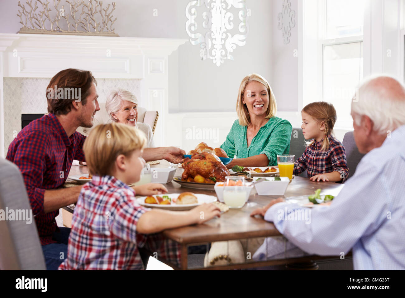Großfamilie Gruppe sitzen um den Tisch essen zu Hause Stockfotografie