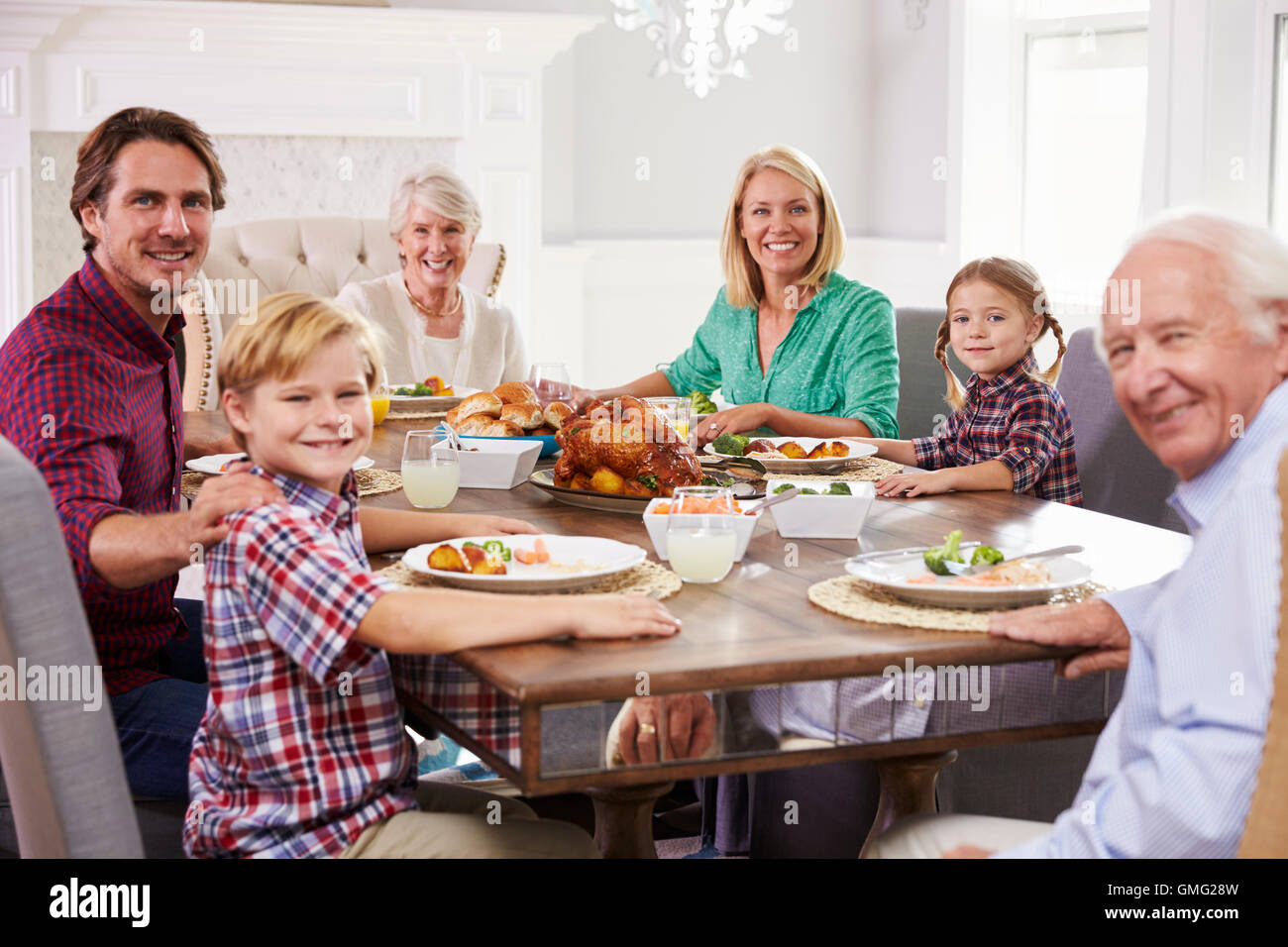 Großfamilie Gruppe sitzen um den Tisch essen zu Hause Stockfoto