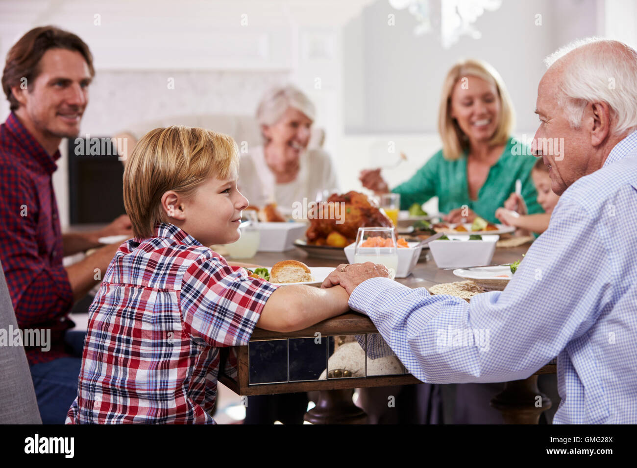 Großfamilie Gruppe sitzen um den Tisch essen zu Hause Stockfoto