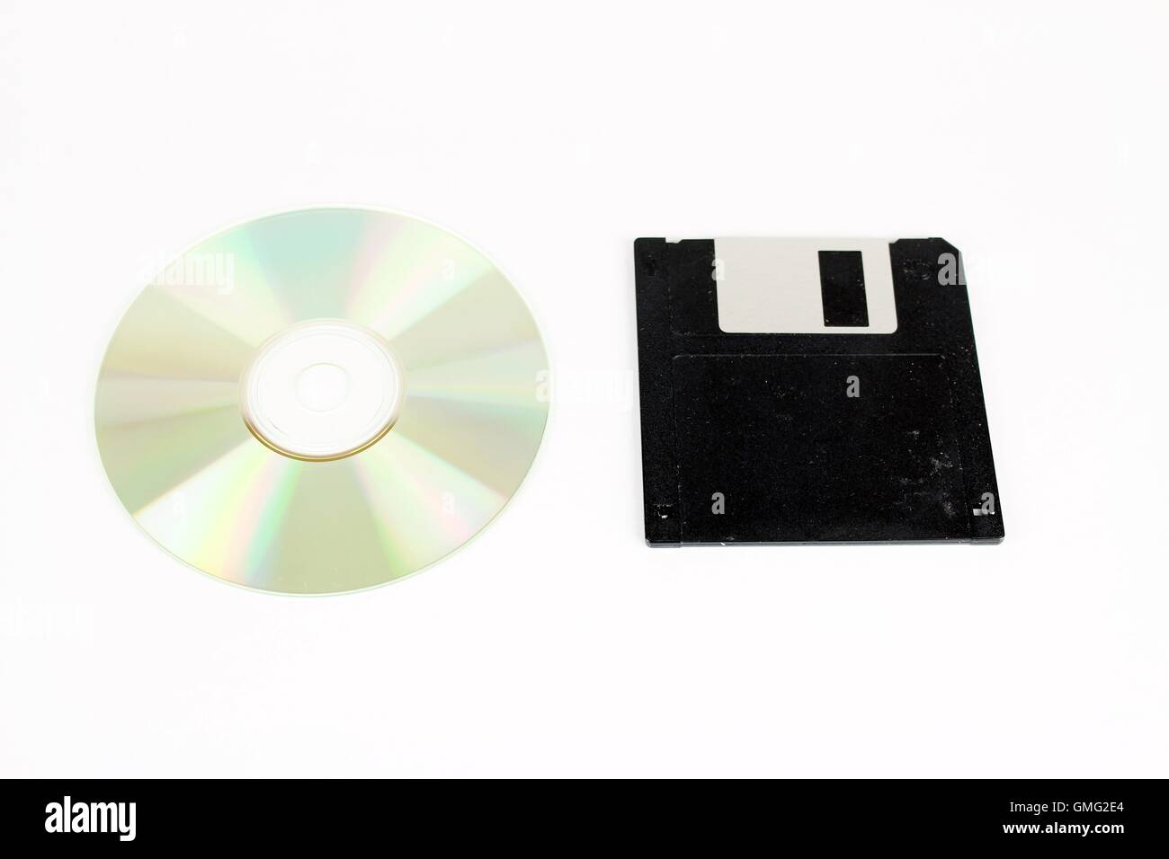Vergleich der Cd-Rom und Diskettenlaufwerke, der PCs, die Vergangenheit und die Gegenwart oder Zukunft. Stockfoto