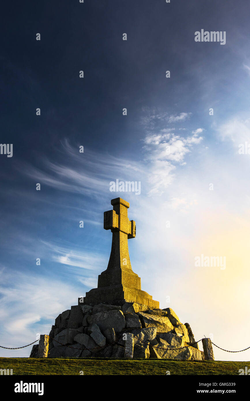 Ein spektakulärer Sonnenuntergang beleuchtet die Newquay Kriegerdenkmal in Cornwall. Stockfoto