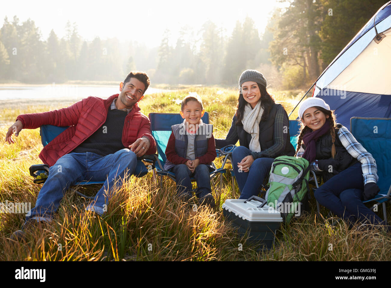 Glückliche Familie auf einem camping-Ausflug sitzen Zelt auf Kamera Stockfoto