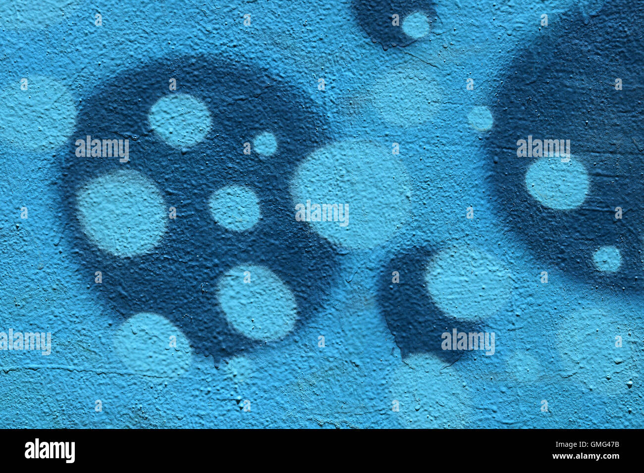 Blaue Punkte und Kreise Muster auf strukturierte Wand Hintergrund lackiert. Abstrakte geometrische Formen. Stockfoto