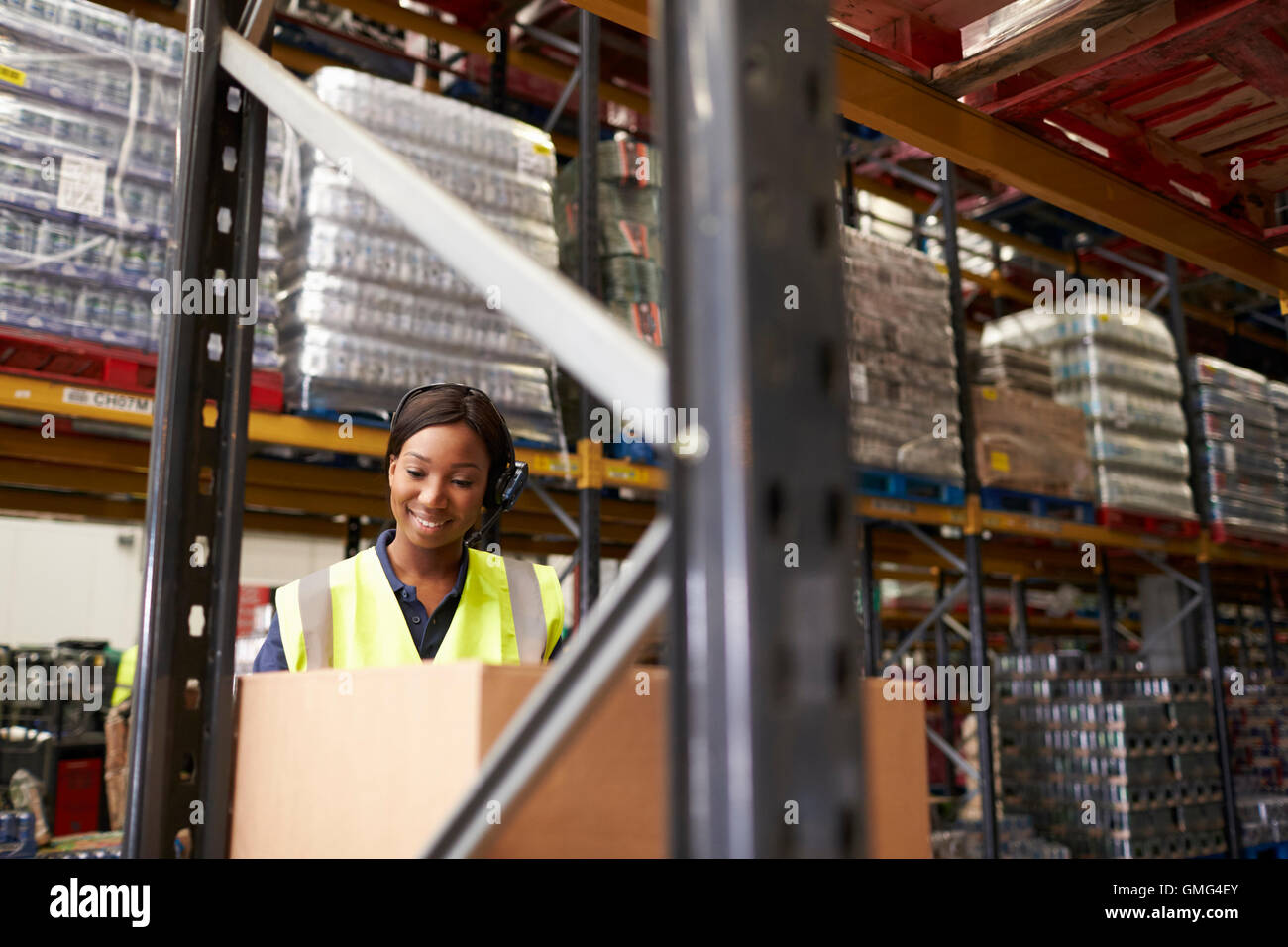 Frau mit Barcode-Lesegerät in Lager, Kopf und Schultern Stockfoto