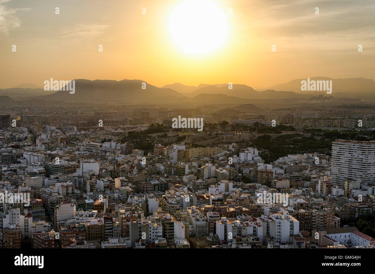 Sonnenuntergang heißen südlichen Sonne hinter den Bergen in Alicante, Spanien Stockfoto