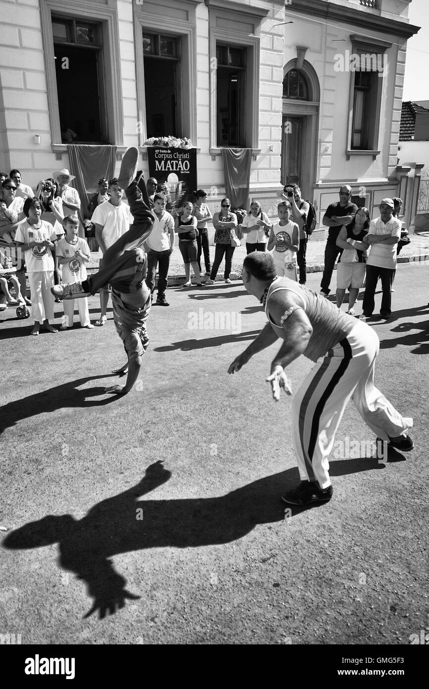 Matão, SP, Brasilien - 23. Juni 2011. Schwarz / weiß Foto von zwei Personen spielen Capoeira auf der Straße Stockfoto