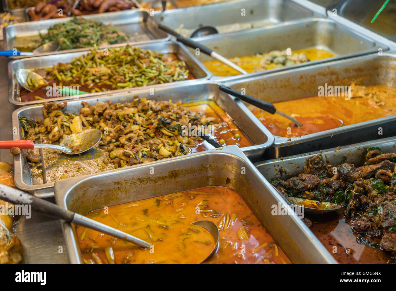 Self-service-Restaurant mit einer Vielzahl von Salaten, Suppen und Beilagen Stockfoto