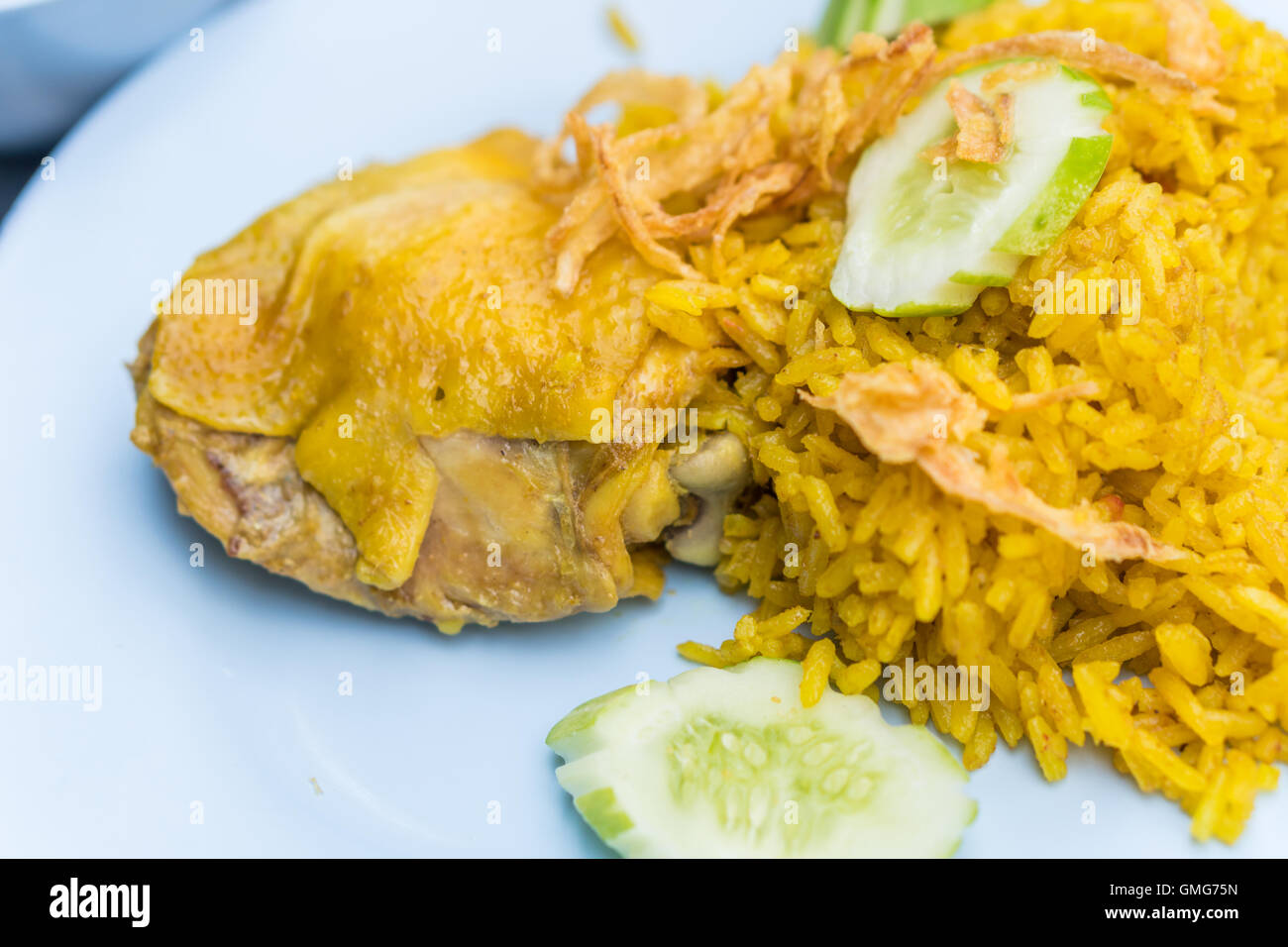 Chicken Biryani mit grünen Chutney.khao Mok ('Khao Mok' ist die Thai-muslimische Version der indischen Biryani mit duftenden gelben Reis. Stockfoto