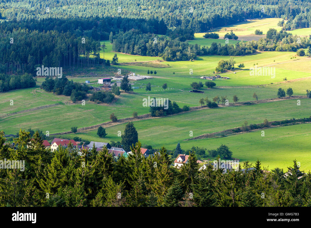 Luftaufnahme von Lookout U Jakuba tschechische Landschaft als Böhmisches Kanada bekannt. Touristischer Ort. Blick auf Wald, Felder, Wiesen und Stockfoto