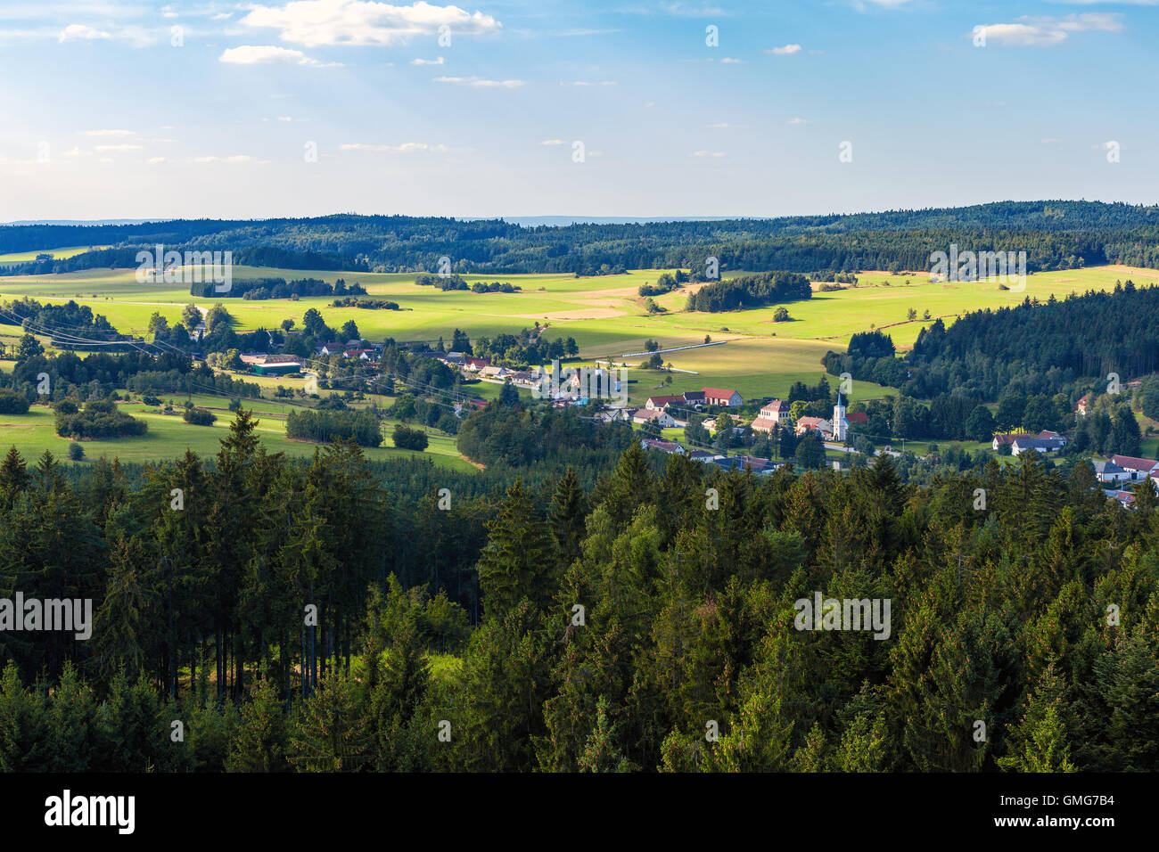 Luftaufnahme von Lookout U Jakuba tschechische Landschaft als Böhmisches Kanada bekannt. Touristischer Ort. Blick auf Wald, Felder, Wiesen und Stockfoto
