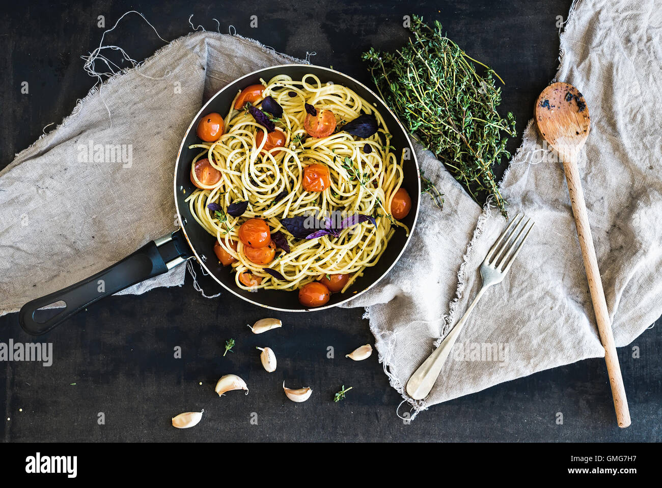 Pasta Spaghetti mit Pesto-Sauce, Basilikum, Cherry-Tomaten, Knoblauch und Thymian Stockfoto