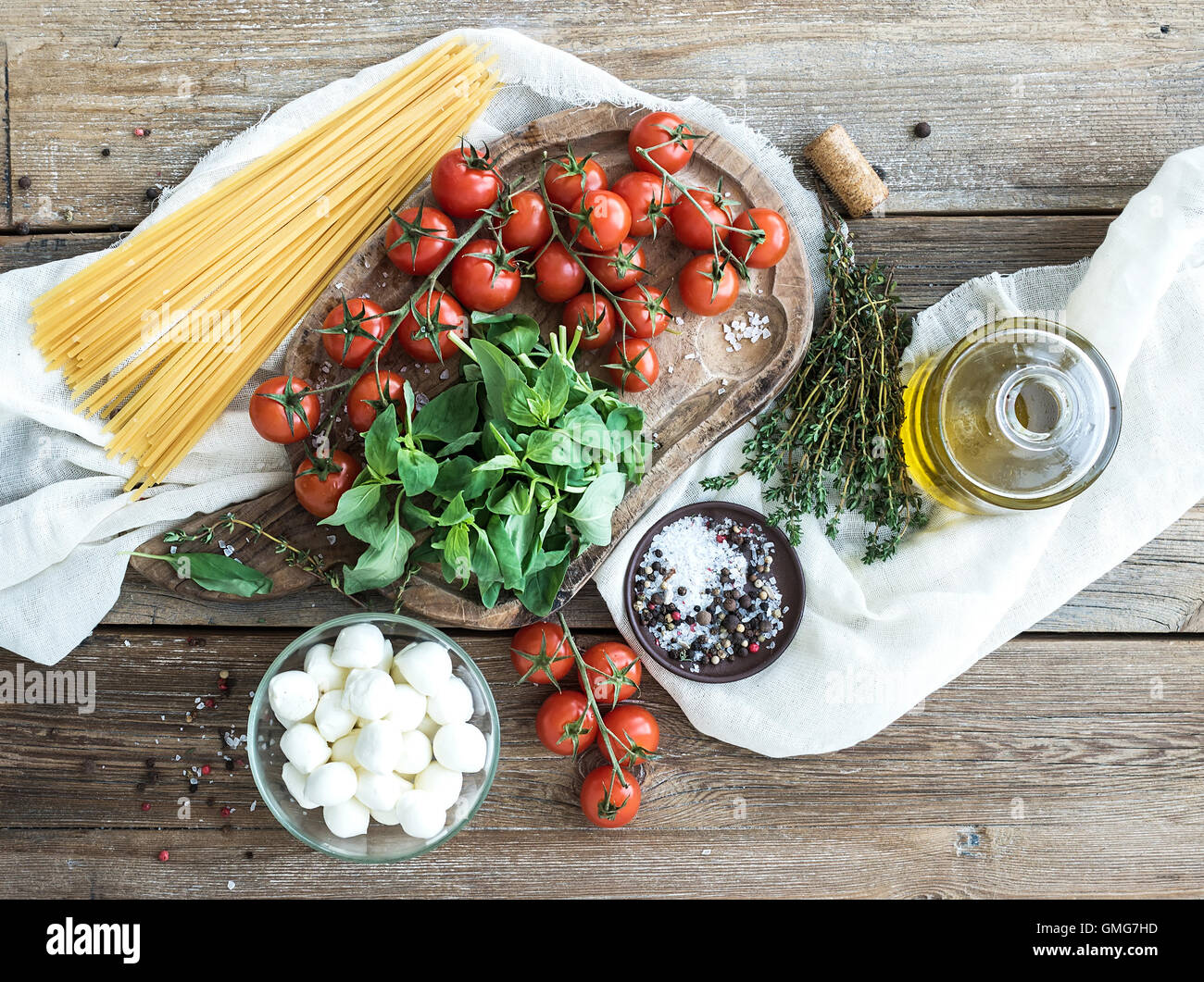 Zutaten für das Kochen von Teigwaren. Spaghetti, Basilikum, Cherry-Tomaten, Mozarella, Olivenöl Stockfoto