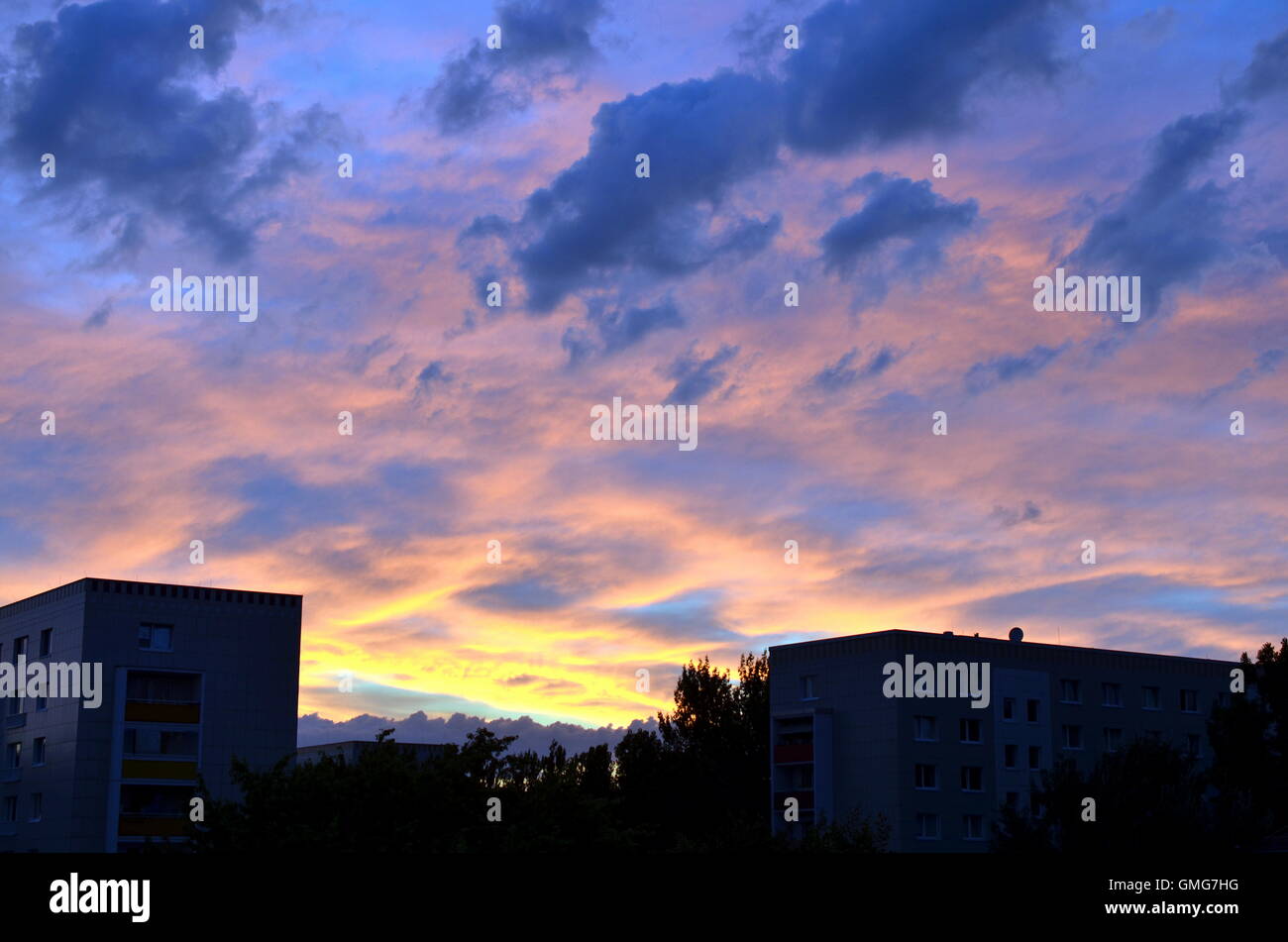 Roter Sonnenuntergang Himmel mit dramatische Wolken über der Stadt Berlin Stockfoto