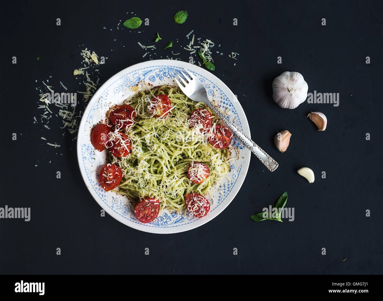 Pasta Spaghetti mit Pesto-Sauce, Basilikum, Knoblauch, gebackene Kirschtomaten Stockfoto