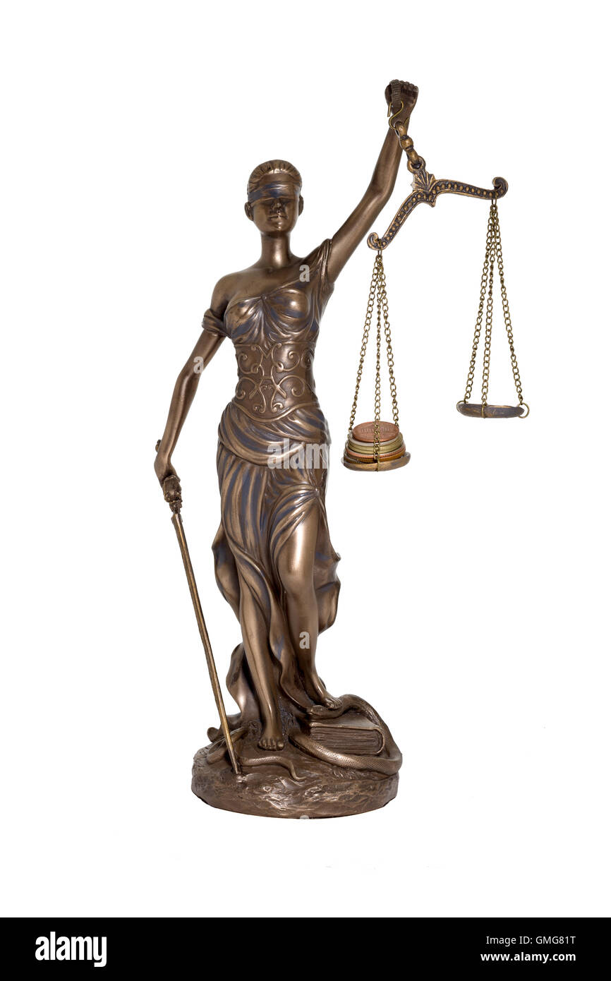 Justitia hält unausgewogen Skala isoliert auf weißem Hintergrund (Konzept der Ungerechtigkeit) Stockfoto