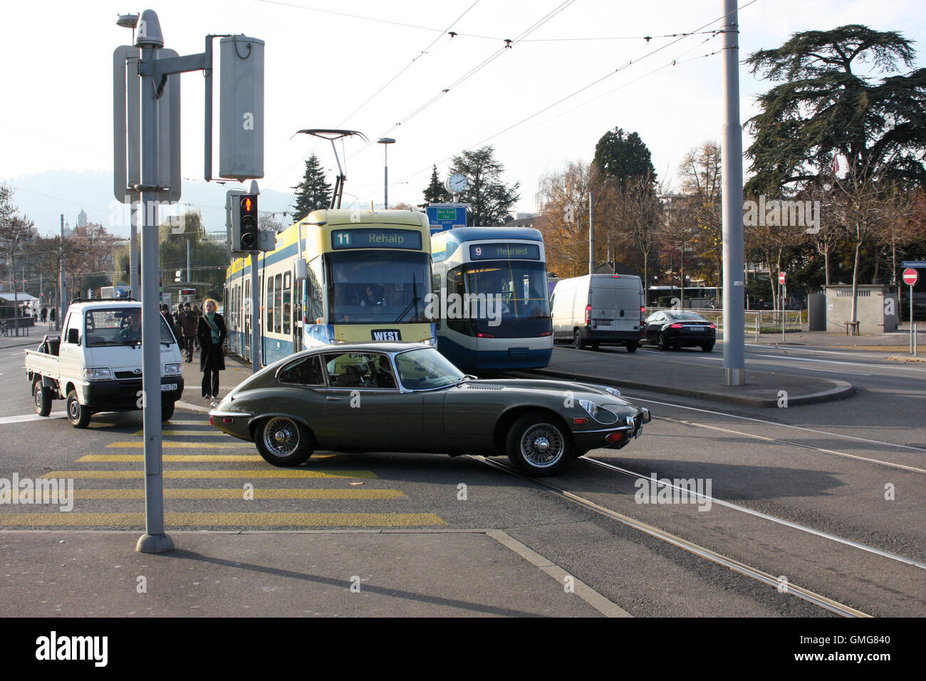 Teures Auto kreuzt eine gefährliche Kreuzung Stockfoto
