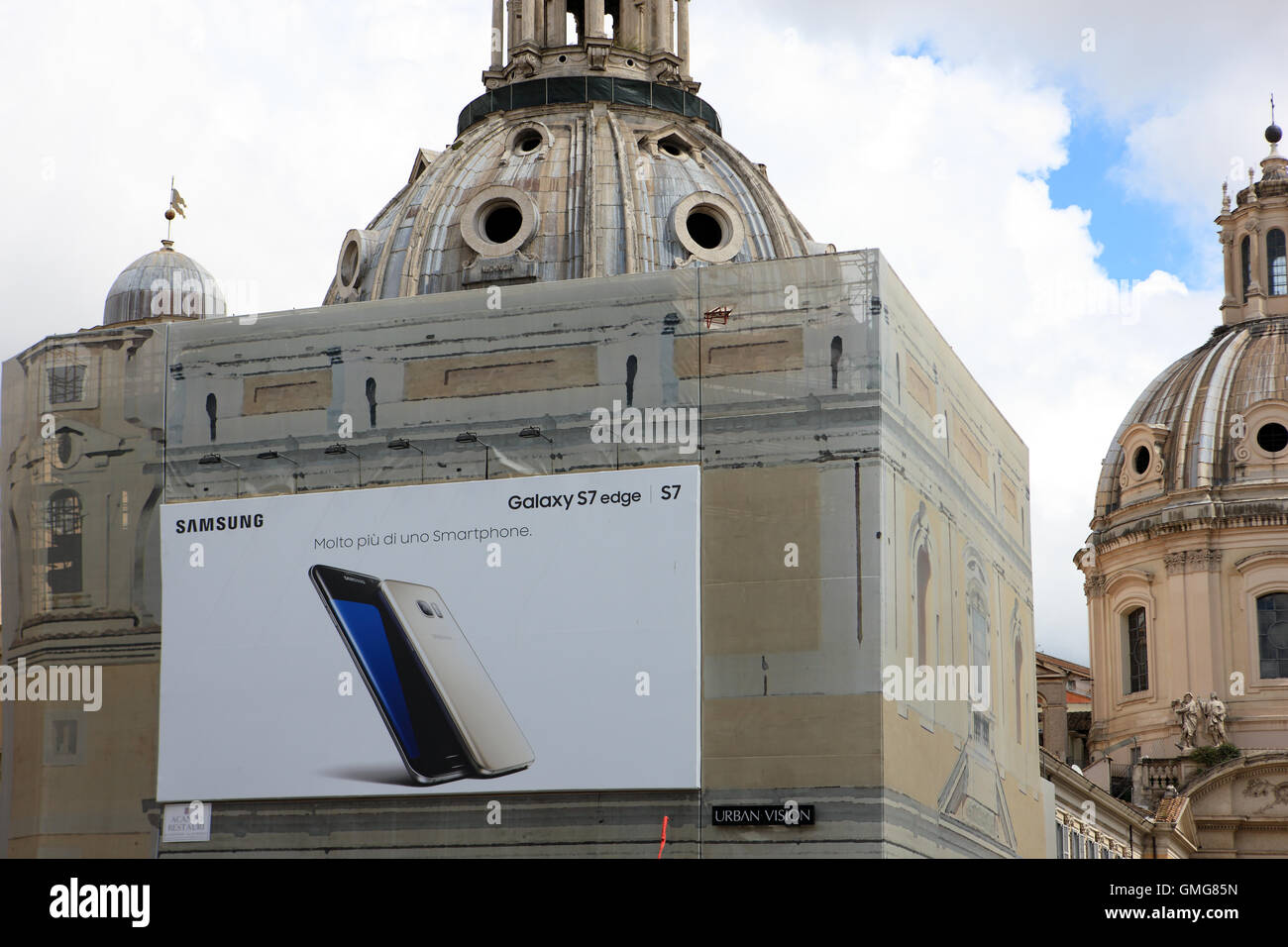 Samsung Galaxy S7 Kante Anzeige an einem Gebäude im Zentrum von Rom Stockfoto
