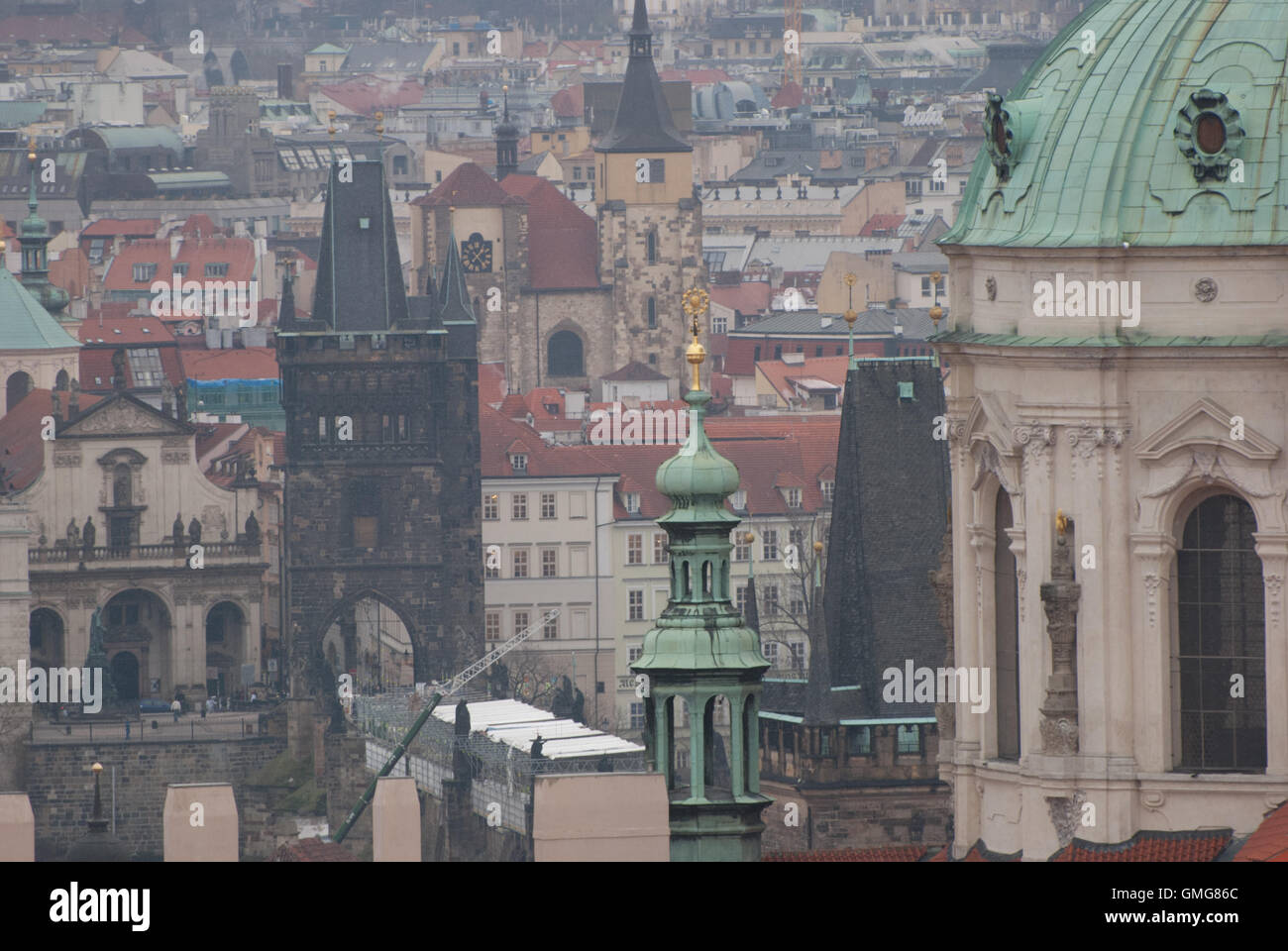 Tschechische Republik-Prag, Karlsbrücke und Türme der Altstadt Stockfoto