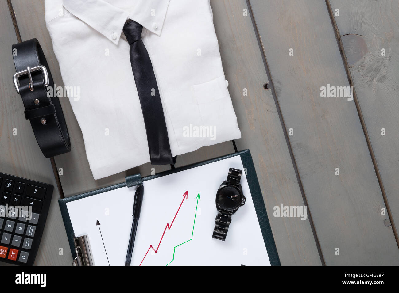 Geschäftsmann, arbeiten Outfit auf grau Holz- Hintergrund. weißes Hemd mit  schwarzer Krawatte, Uhren, Gürtel, planchette und Rechner. Zurück zu  Stockfotografie - Alamy