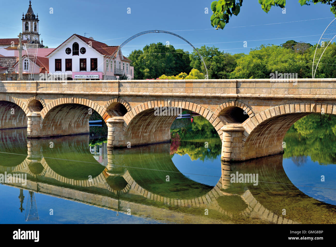 Portugal, Minho: Mittelalterliche Brücke in das Wasser des Flusses Lima in Arcos de Valdevez reflektieren Stockfoto