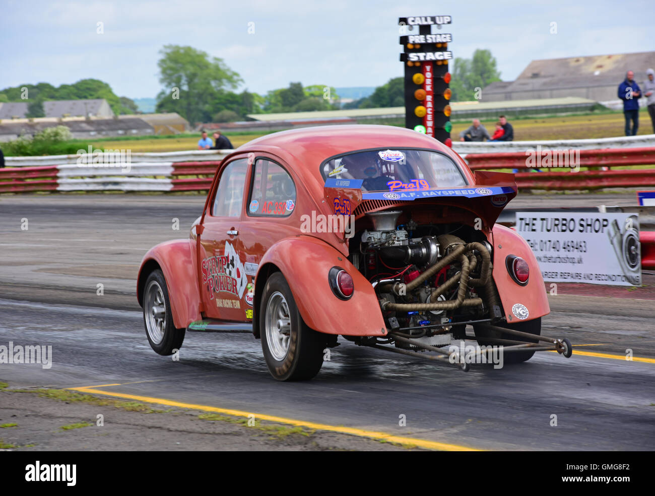 maßgeschneiderte Käfer Machenschaften zu Beginn des Drag Race Drag Raceway York Yorkshire Großbritannien verfolgen Stockfoto