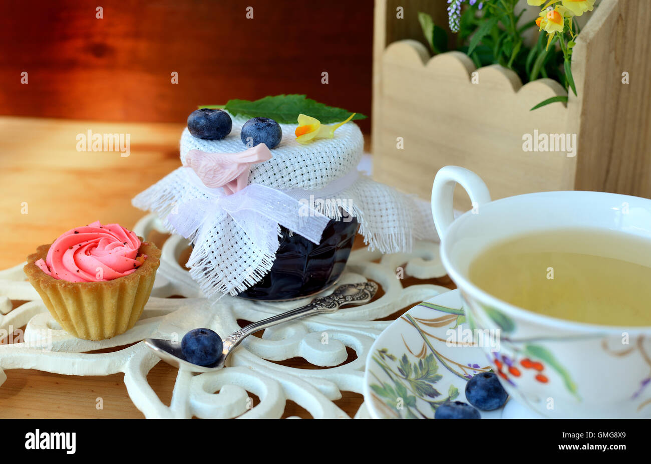 Blaubeeren Marmelade mit Tee und Kuchen Stockfoto