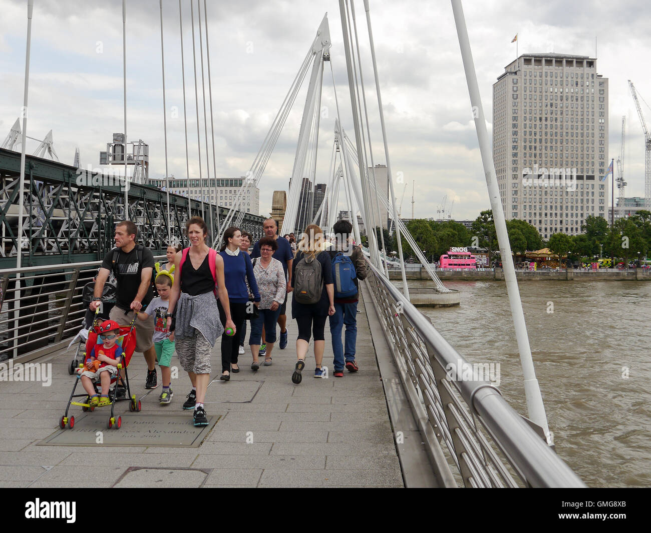 Menschen Fuß über die Golden Jubilee Bridge über die Themse in London, England Stockfoto