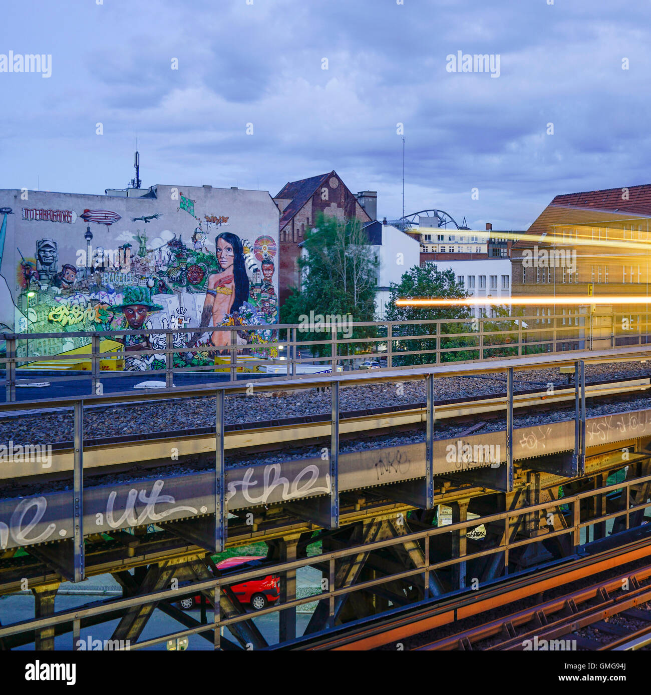 Graffiti von Streetart Projekt Interbrigadas an der Rückwand des Hotel Mercure in berlin Stockfoto