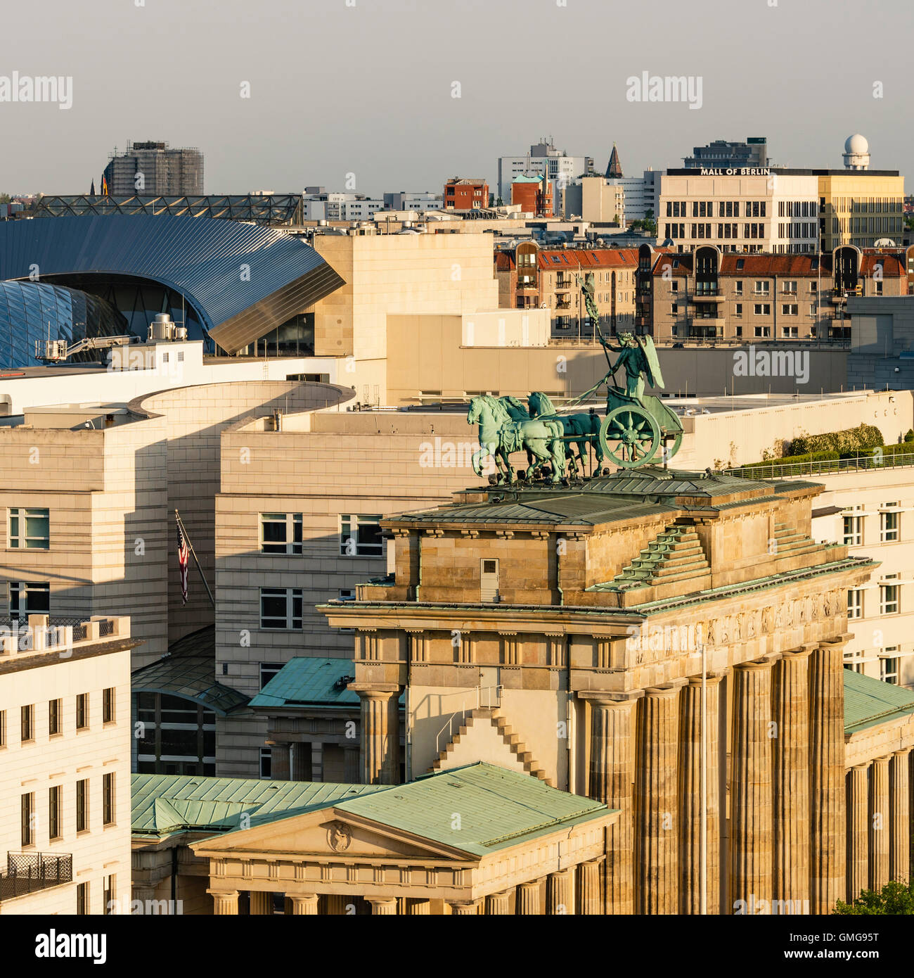 Brandenburger Tor Quadriga, Blick vom Reichtstag Kuppel Hintergrund neue amerikanische Botschaft, Tiergarten, Berlin Stockfoto