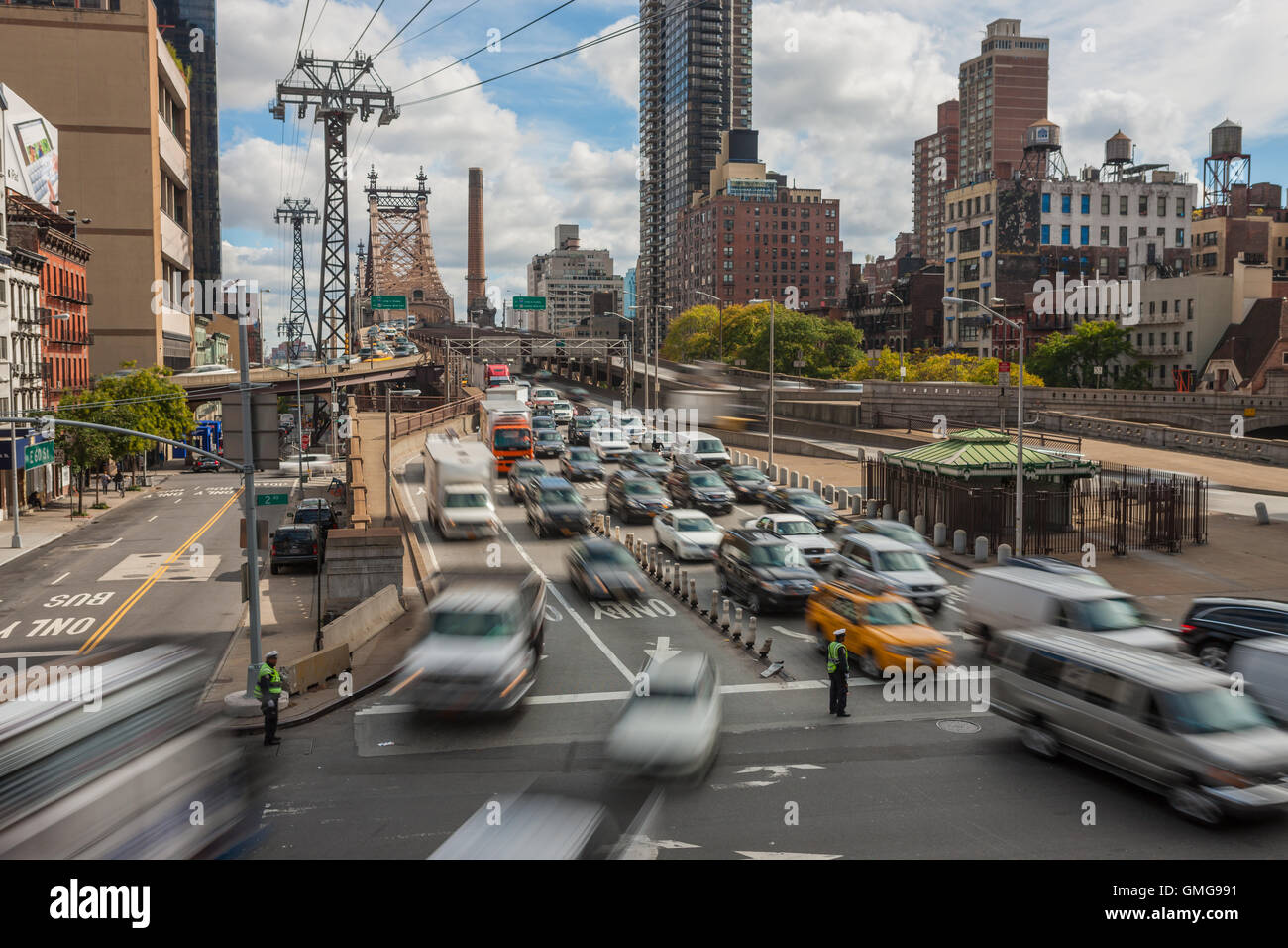 Mittags Verkehr tritt die Queensboro Bridge in New York City Manhattan aus Queens. Stockfoto