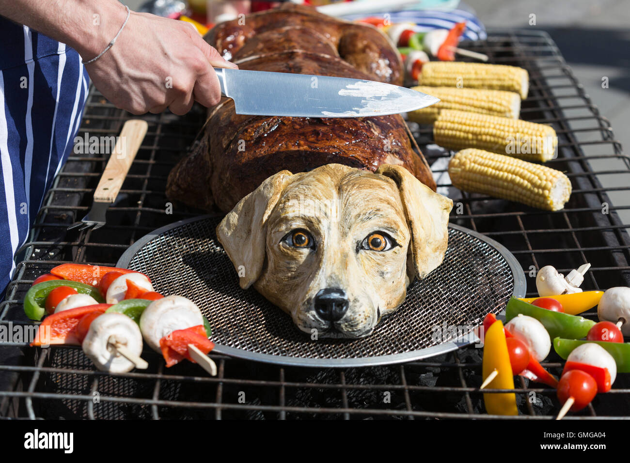 London, UK. 26. August 2016. Tierrechte Unterstützer PETA Braten einen "Hund"  im Herzen des Trafalgar Square dazu anregen, Vegan zu gehen. "Wenn Sie  einen Hund essen würde nicht, warum ein Schwein essen?