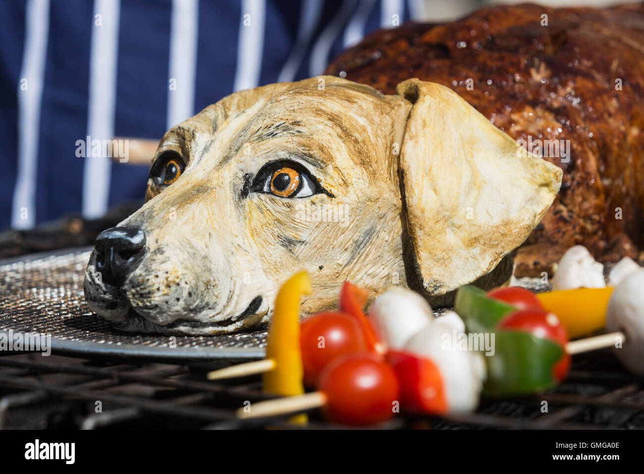 falskhed attribut Delegeret London, UK. 26. August 2016. Tierrechte Unterstützer PETA Braten einen "Hund"  im Herzen des Trafalgar Square dazu anregen, Vegan zu gehen. "Wenn Sie  einen Hund essen würde nicht, warum ein Schwein essen?
