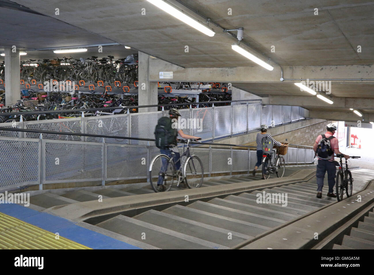 Innenministerium ein neues mehrstöckiges Bikepark in Cambridge, UK. Zeigt Benutzer auf der Zugangsrampe mit flache Stufen und Rampen Fahrrad Stockfoto