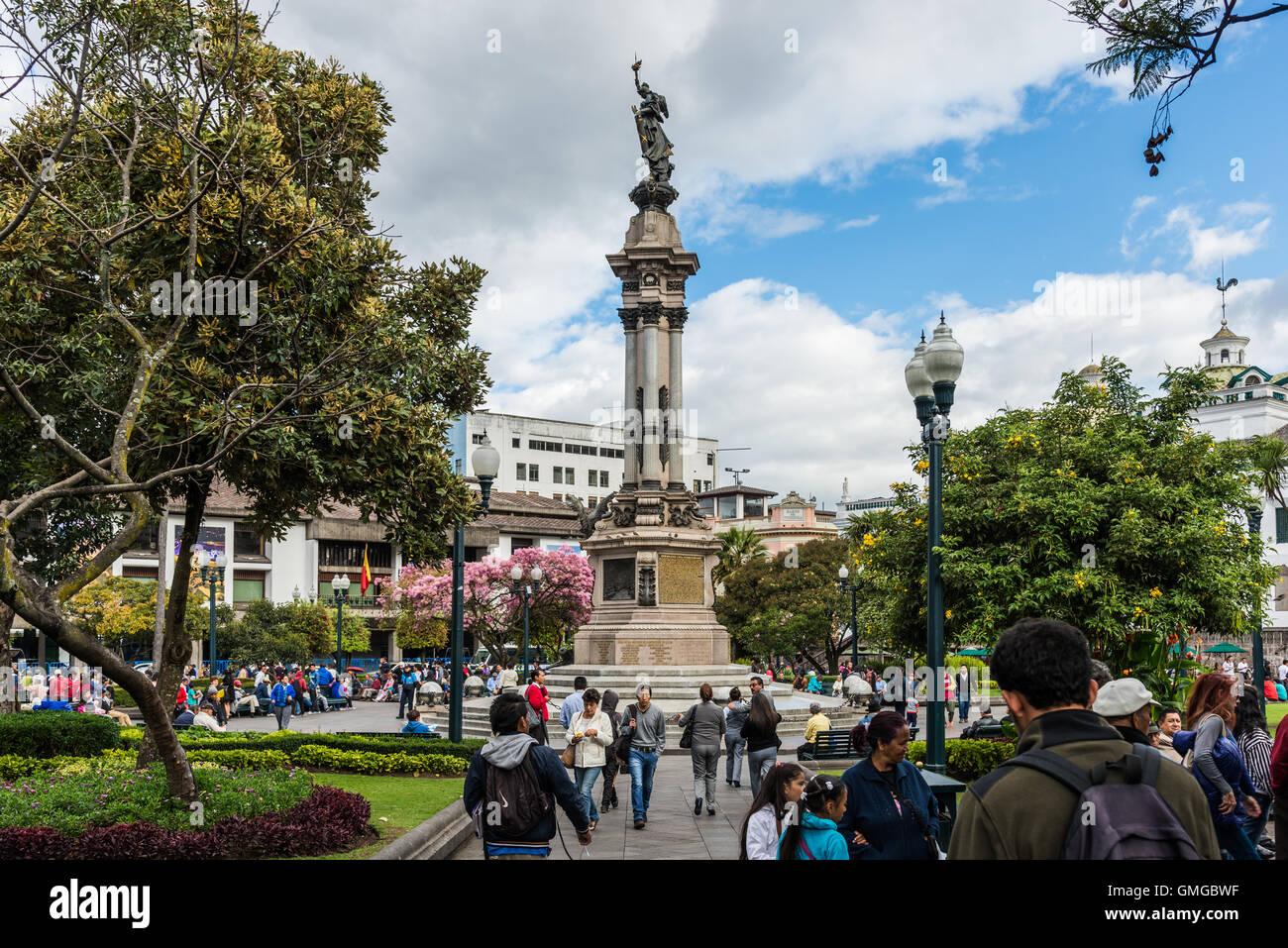 Touristen und Einheimische versammeln sich am Platz Unabhängigkeit, Plaza De La Independencia, in historische Altstadt Quito, Ecuador. Stockfoto