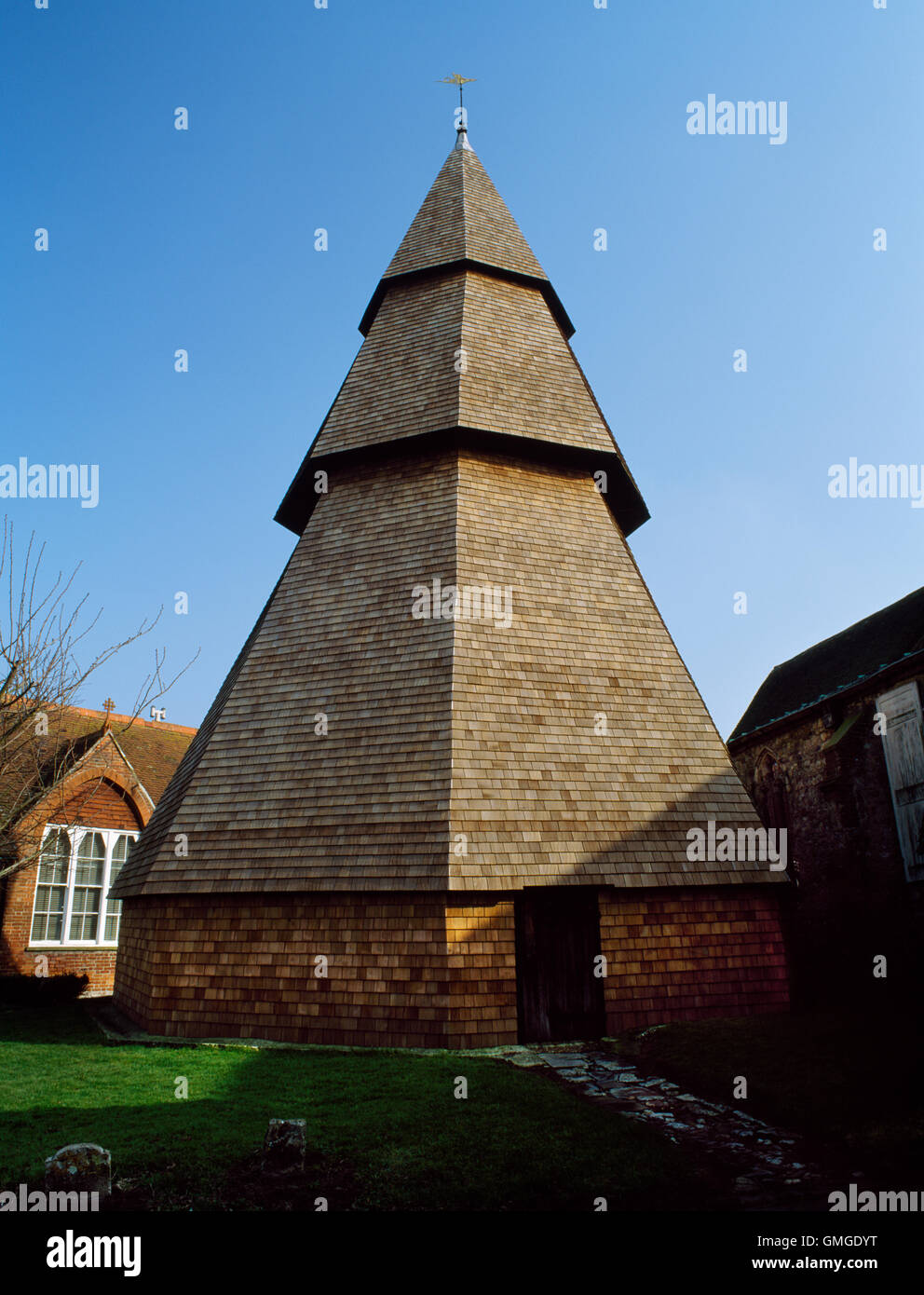Freistehenden hölzernen Glockenturm Turm der Brookland Kirche, Kent, bestehend aus 3 gestuften achteckigen Pyramiden: Rahmen stammt aus c. 1260, Schindeln aus 1991. Stockfoto