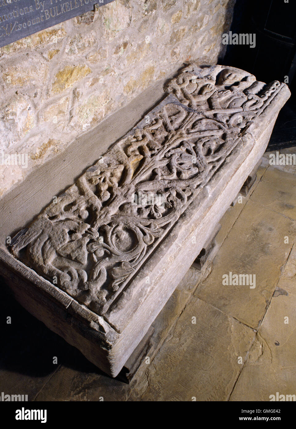C13th Steinsarg & geschnitzten schweren Deckel der Fürstin Joan (Siwan) Ehefrau von Llywelyn Ab Iowerth, Str. Marys Kirche Veranda, Beaumaris Stockfoto