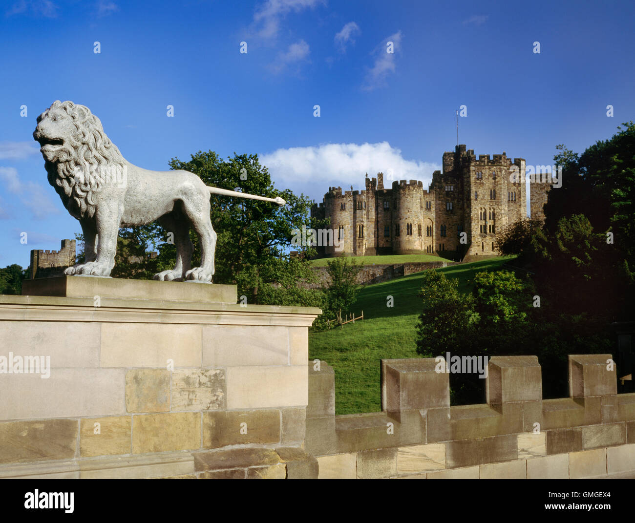 Löwen-Brücke & Alnwick Castle: stark restauriert Grenze Festung stammt aus normannischer Zeit, Heimat der Herzöge von Northumberland. Stockfoto