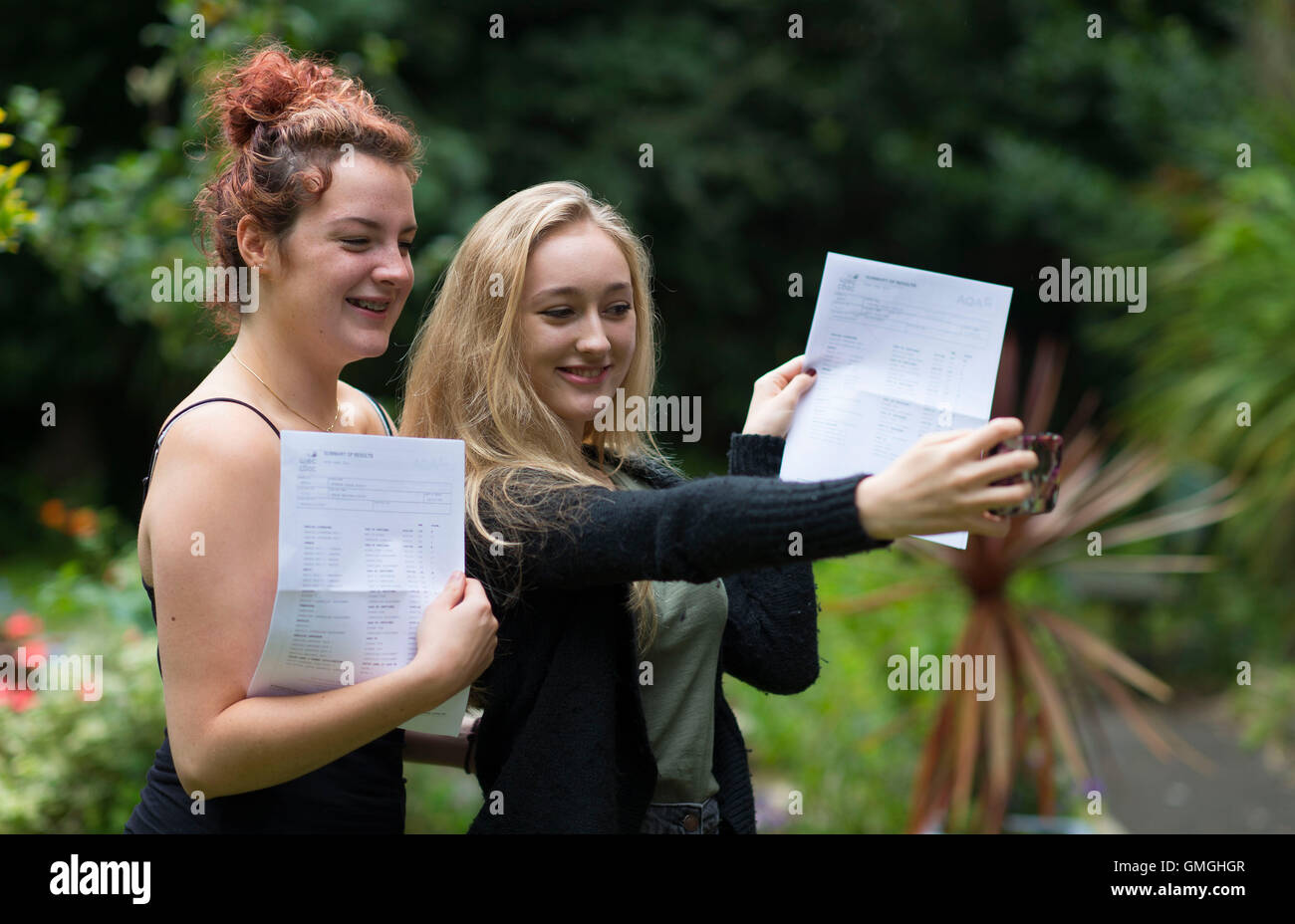 Weibliche Studenten sammeln ihre GCSE-Ergebnisse an einer Schule. Stockfoto