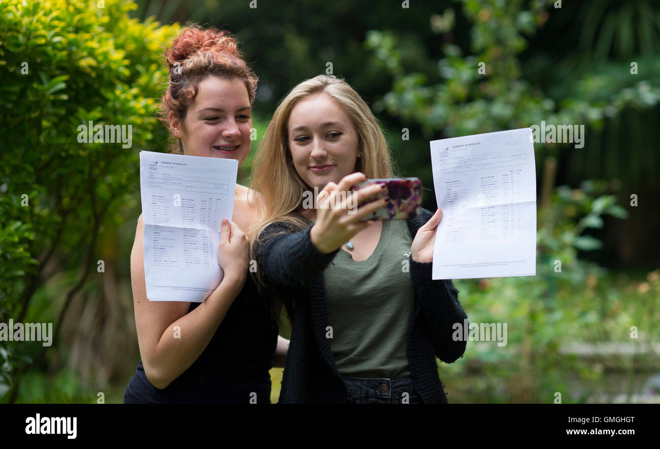 Zwei weibliche Mädchen feiern ihre GCSE-Prüfungsergebnisse an einer Schule in Swansea, Südwales. Stockfoto