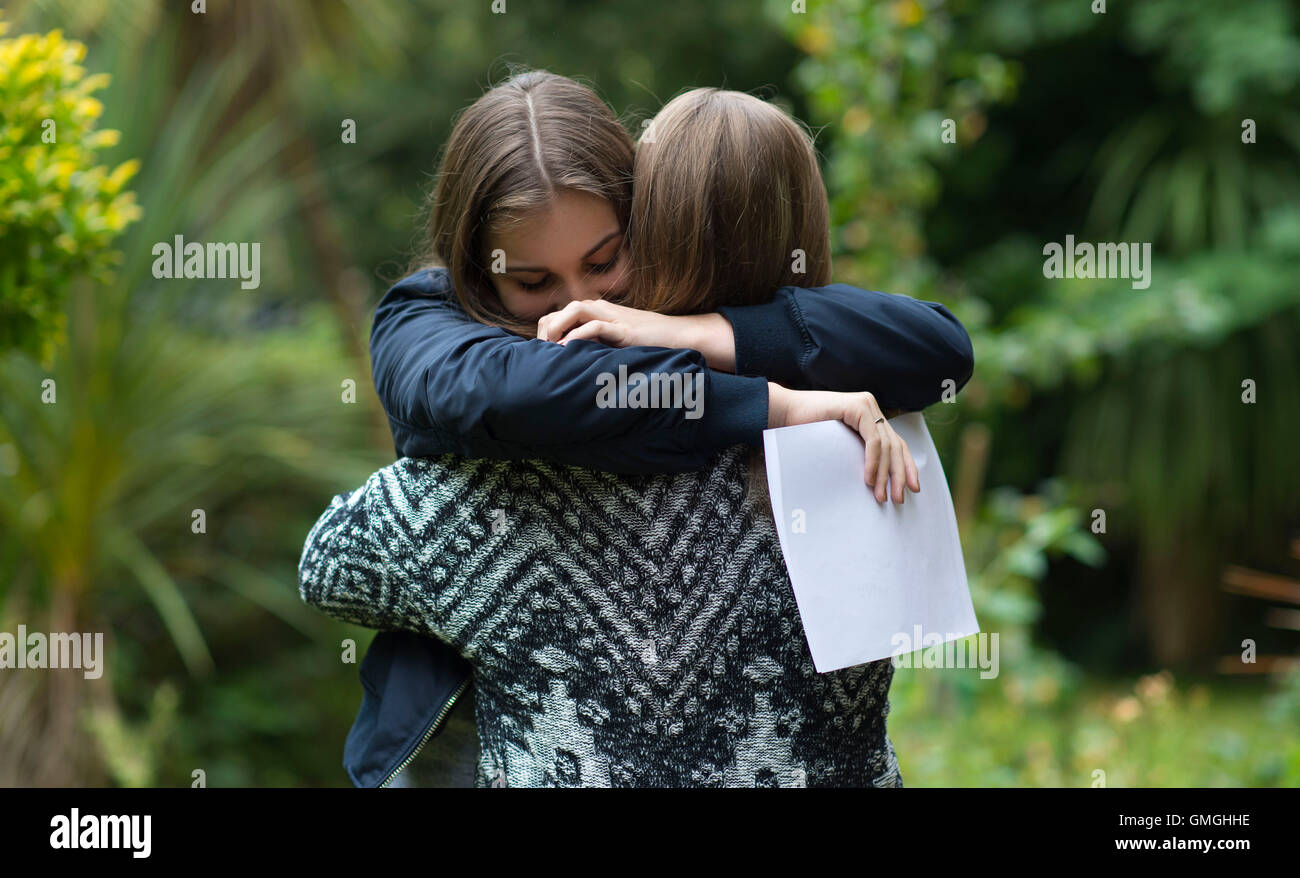 Zwei weibliche Mädchen feiern ihre GCSE-Prüfungsergebnisse an einer Schule in Swansea, Südwales. Stockfoto