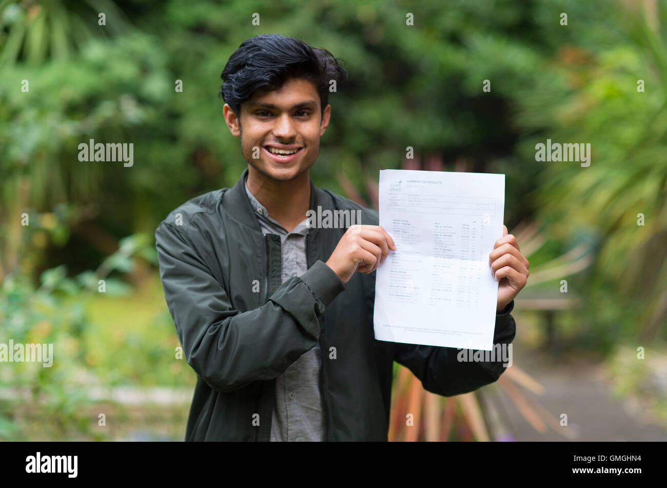 Ein männlicher Student mit seinen GCSE Resultaten an einer Schule. Stockfoto