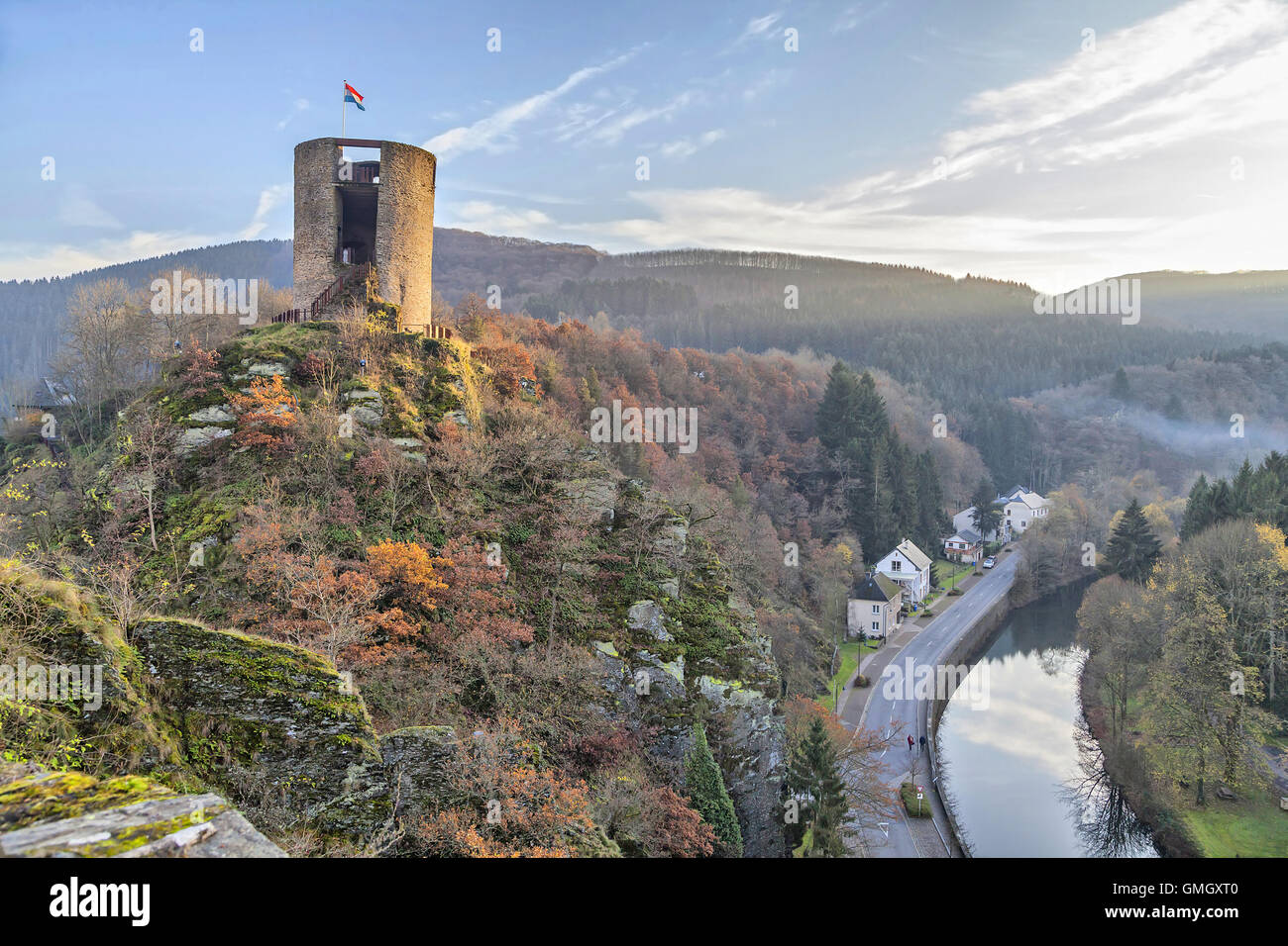 Turm der zerstörten und verlassenen Burg Esch-Sur-Sure, Luxemburg Stockfoto