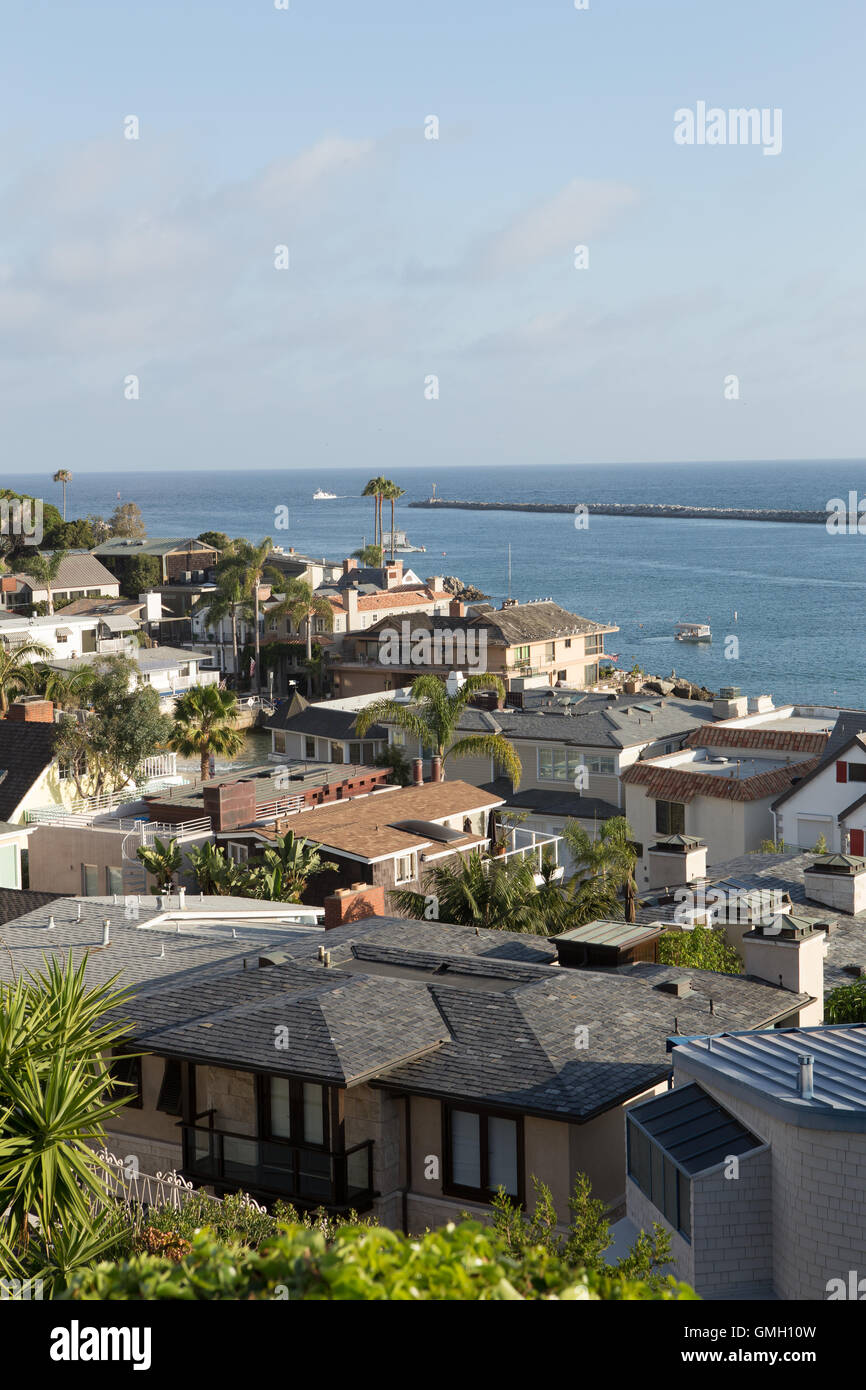 Häuser in Corona del Mar (CDM) einer Nachbarschaft in der wohlhabenden Stadt Newport Beach, Kalifornien und Umgebung mit Blick auf Newport Bay Stockfoto