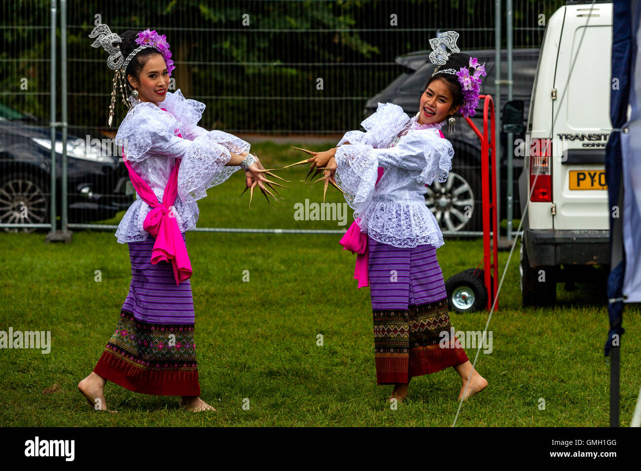 Zwei traditionelle Thai Tänzer, die sich darin üben, bevor er auf der Bühne, die Brighton Thai Festival, Preston Park, Brighton, Sussex, UK Stockfoto
