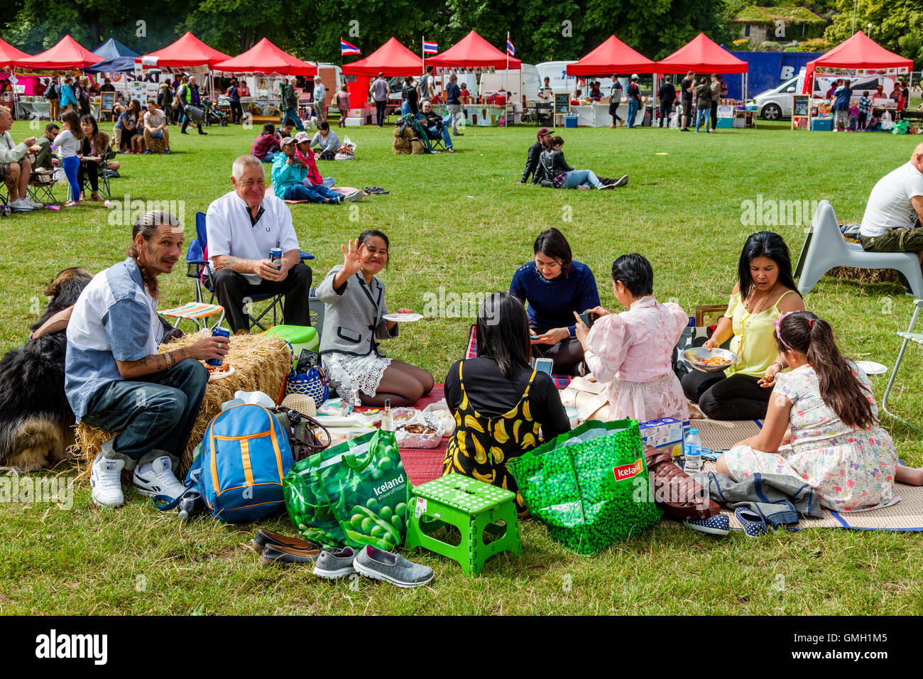 Anglo thailändischen Familien Essen ein Picknick während der jährlichen Brighton Thai Festival, Preston Park, Brighton, Sussex, UK Stockfoto