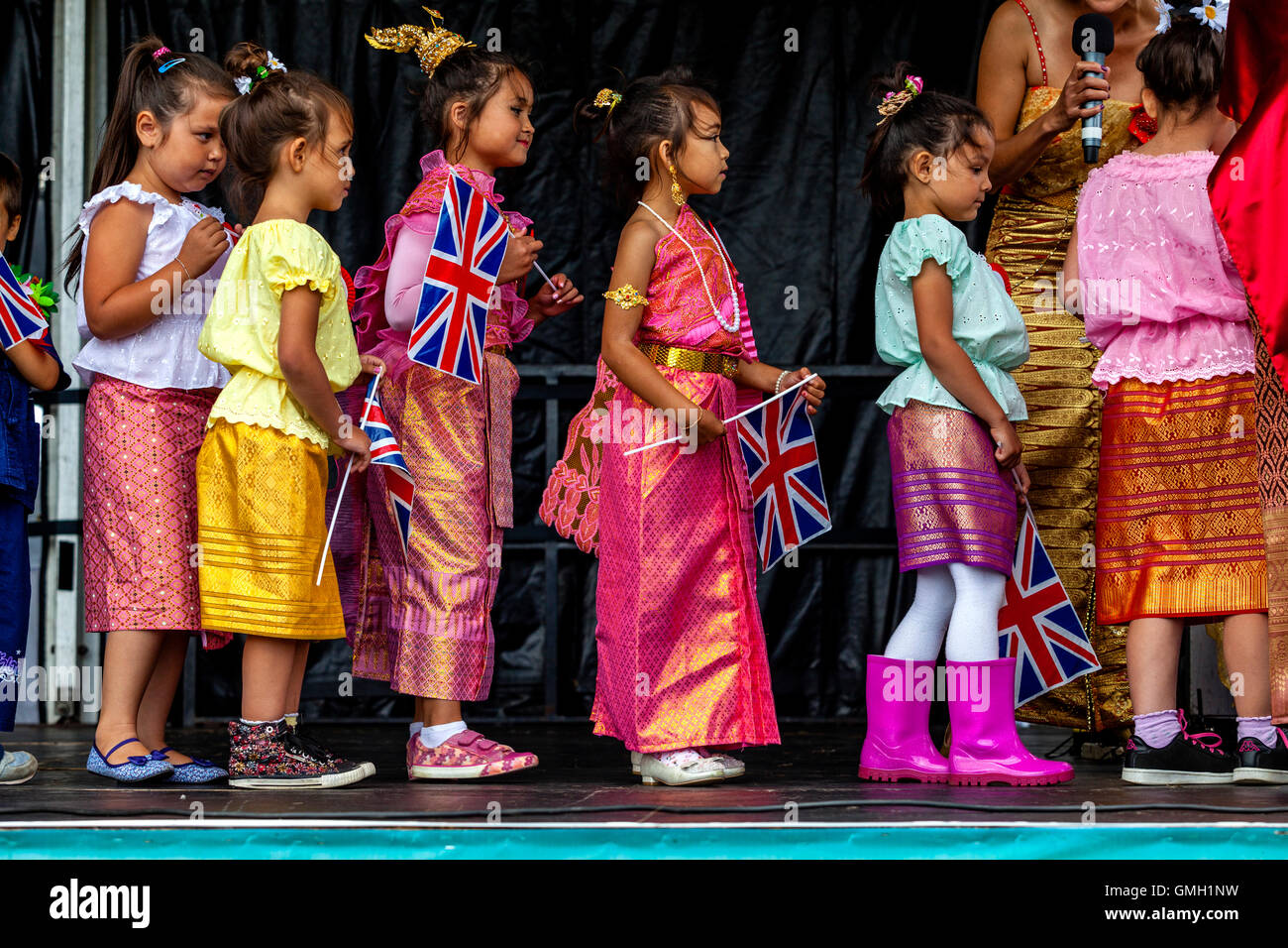 Anglo Thai Kinder gekleidet In traditioneller Tracht an der Brighton Thai Festival, Preston Park, Brighton, Sussex, UK Stockfoto