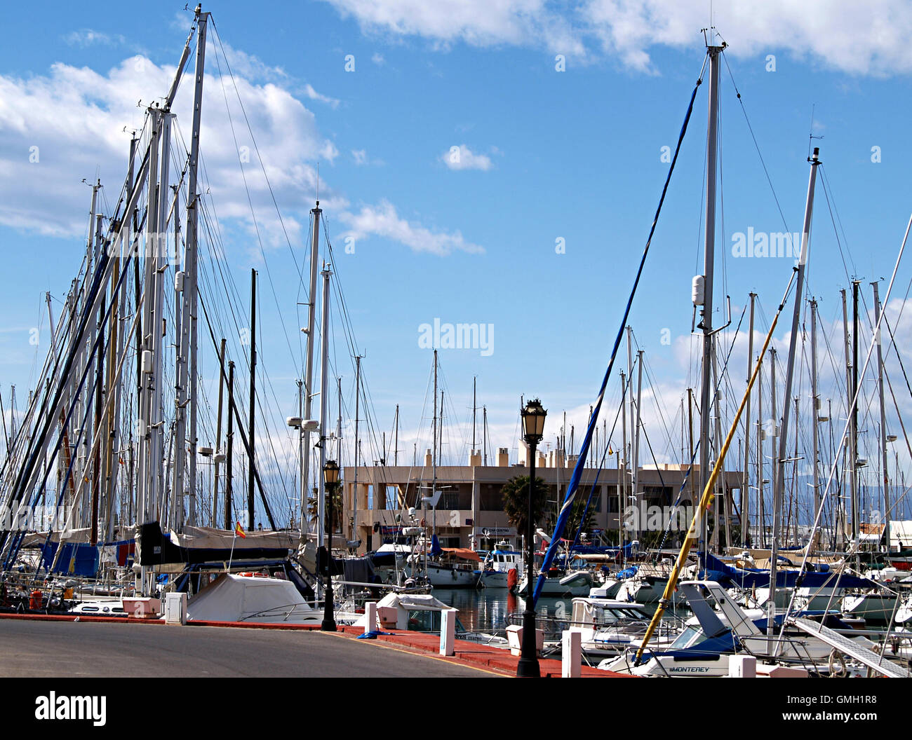 Boote im Hafen verankert Stockfoto