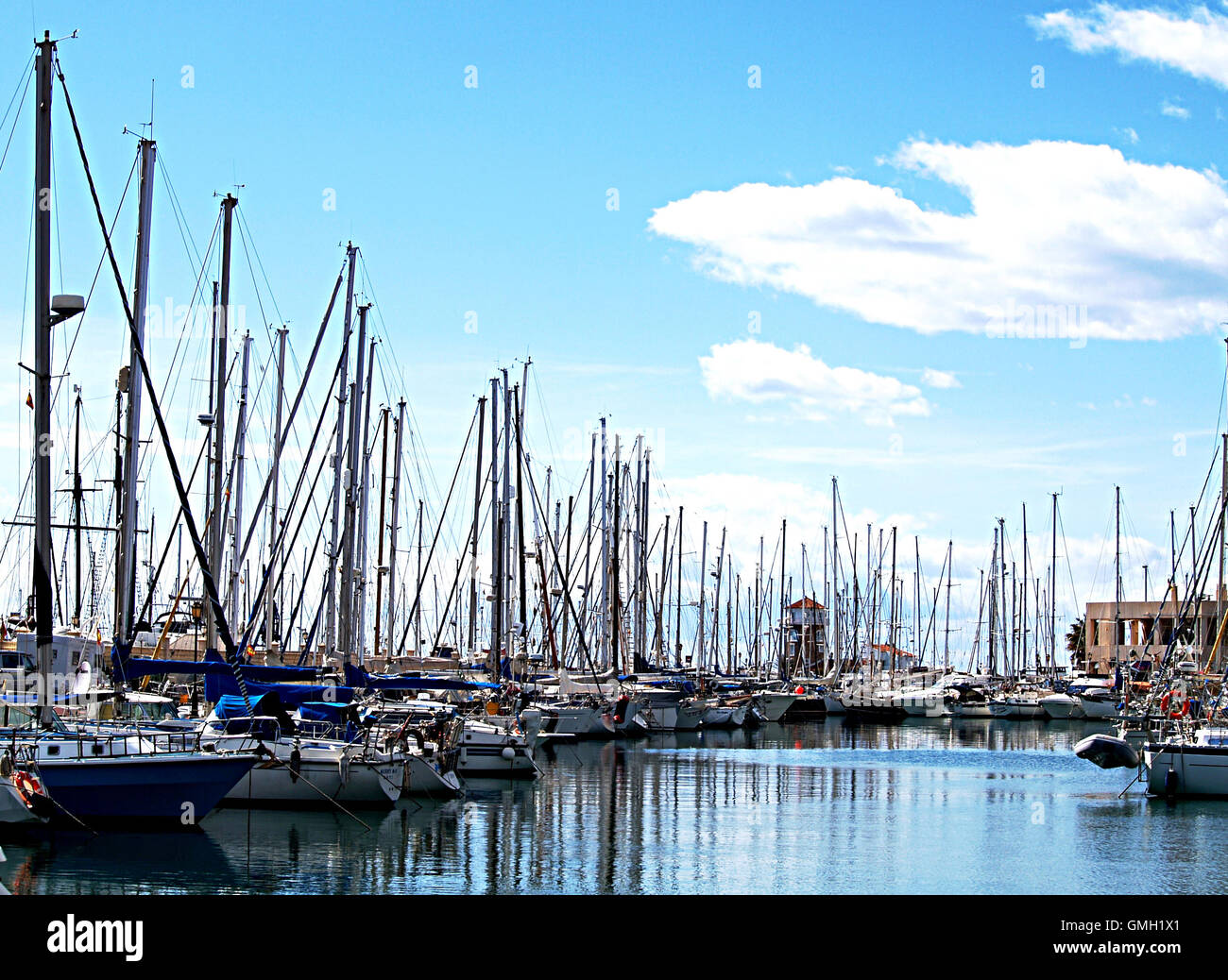 Boote im Hafen verankert Stockfoto