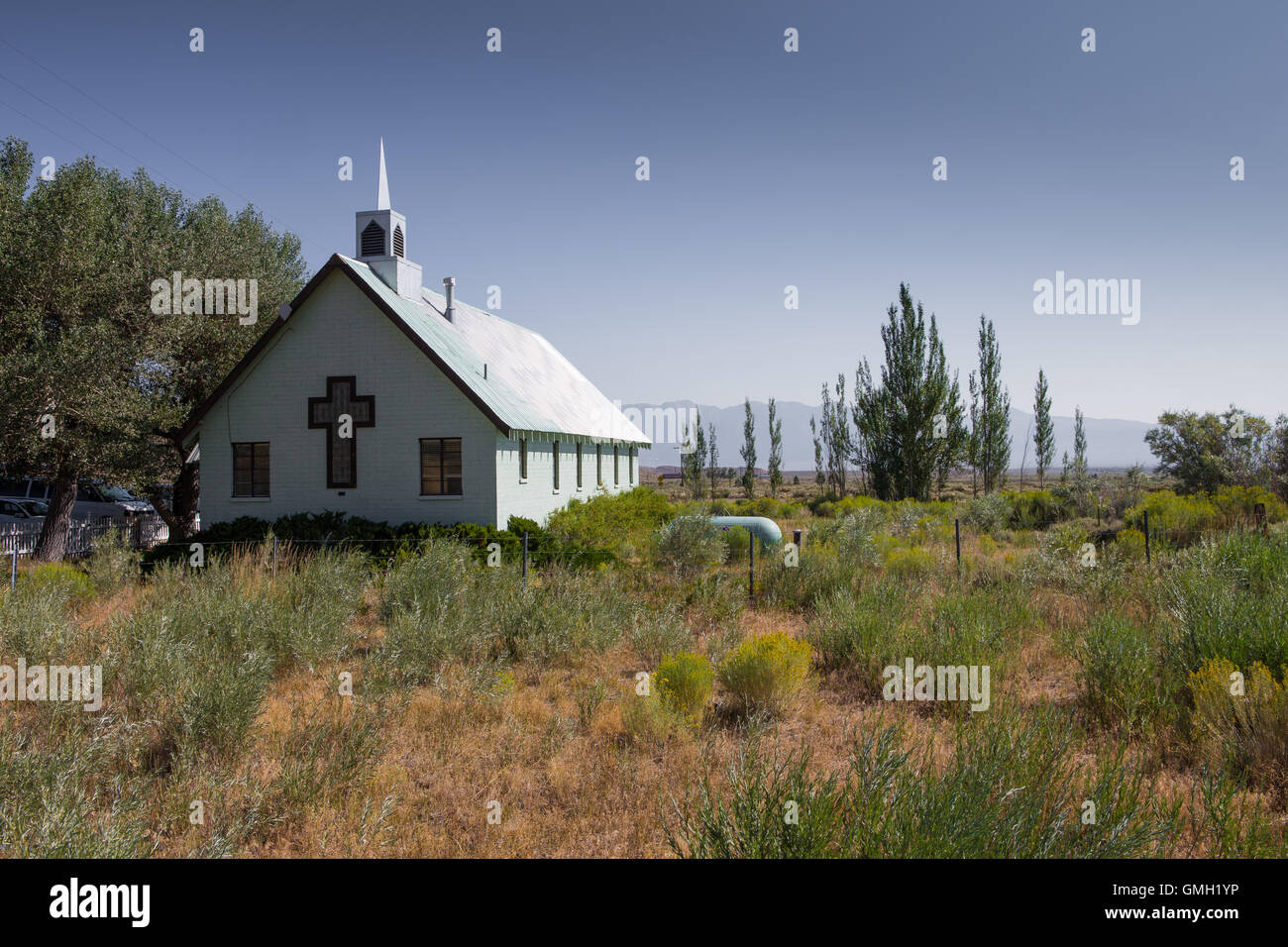 Landmark-Kirche an der Ostseite des Highway 395 in der Nähe von Mammoth Yosemite Airport. Lokal bekannt als die grüne Kirche. Stockfoto